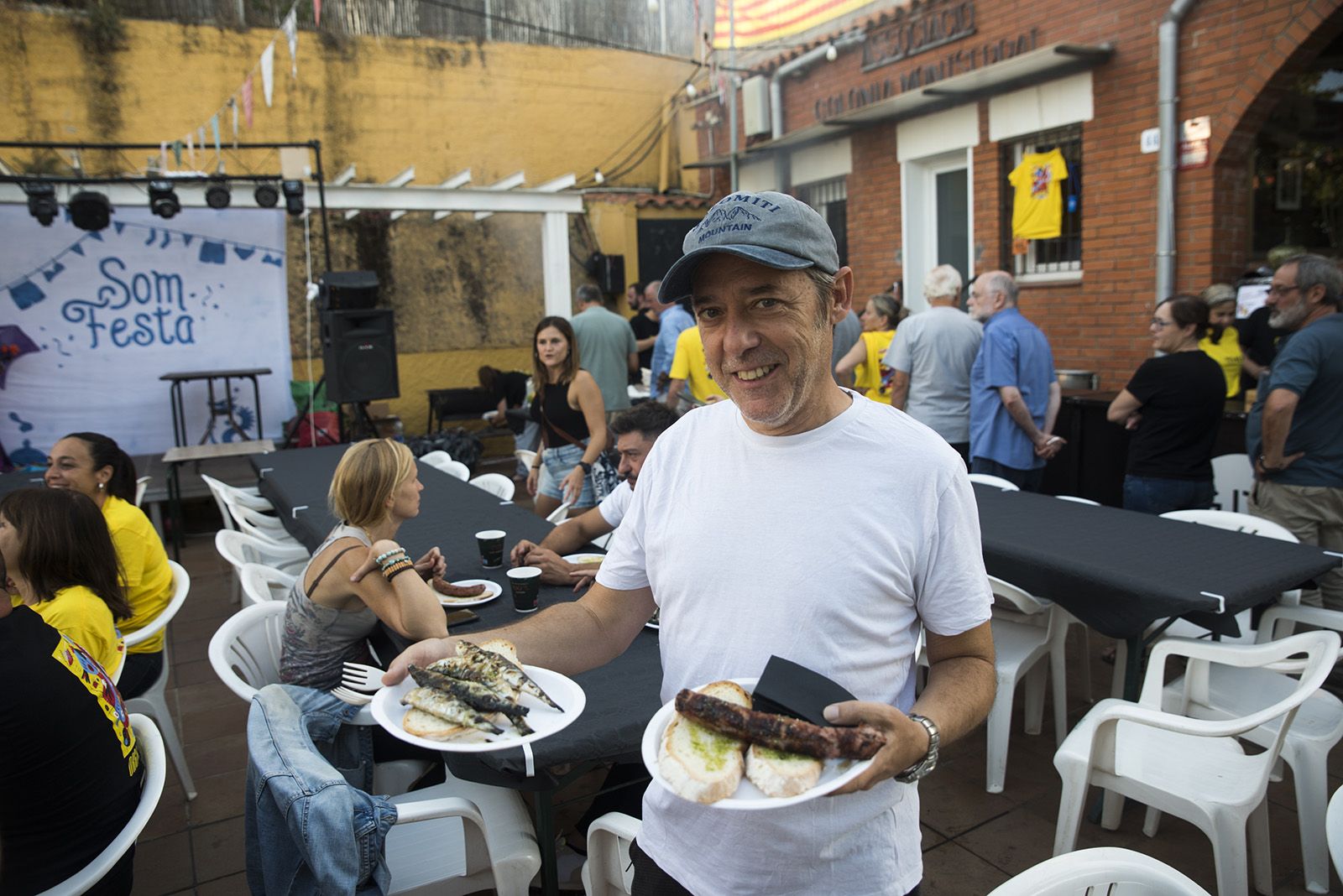 Sardinada i botifarrada a la Colònia Montserrat. FOTO: Bernat Millet.