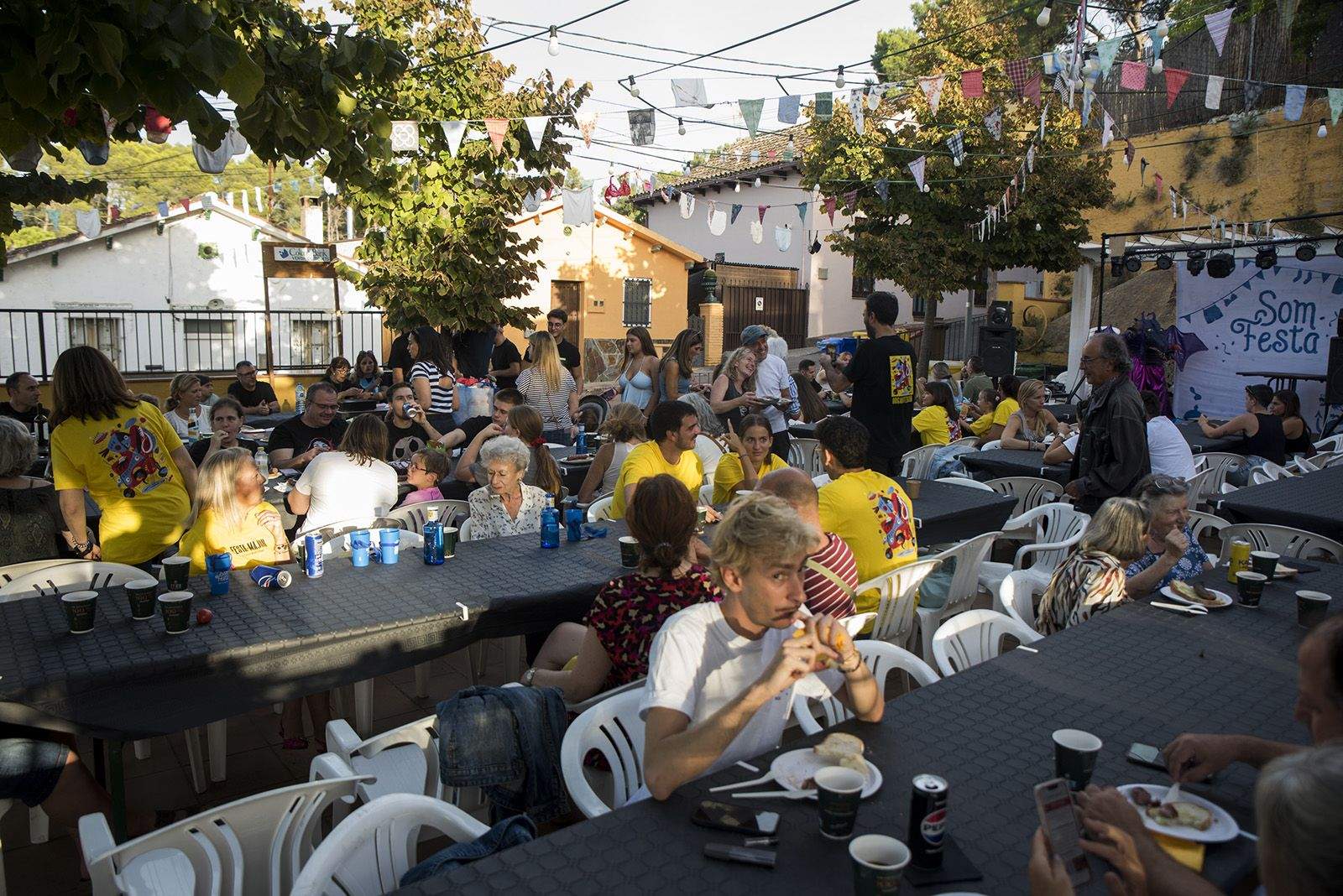 Sardinada i botifarrada a la Colònia Montserrat. FOTO: Bernat Millet.
