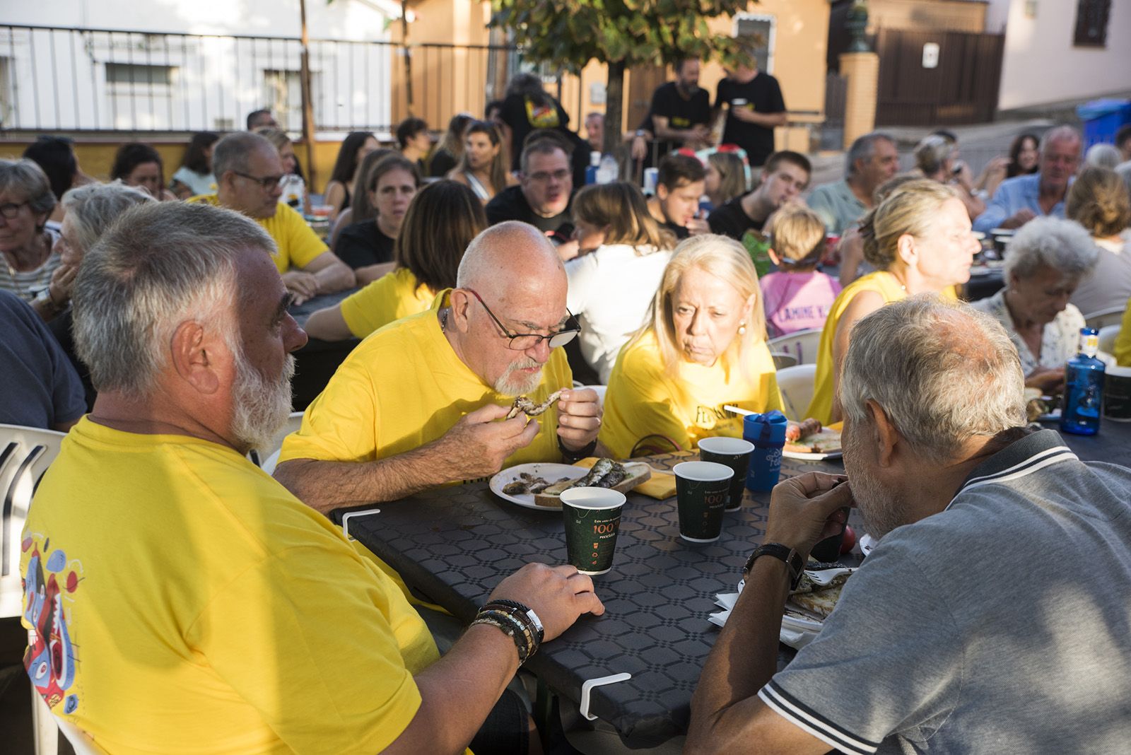Sardinada i botifarrada a la Colònia Montserrat. FOTO: Bernat Millet.