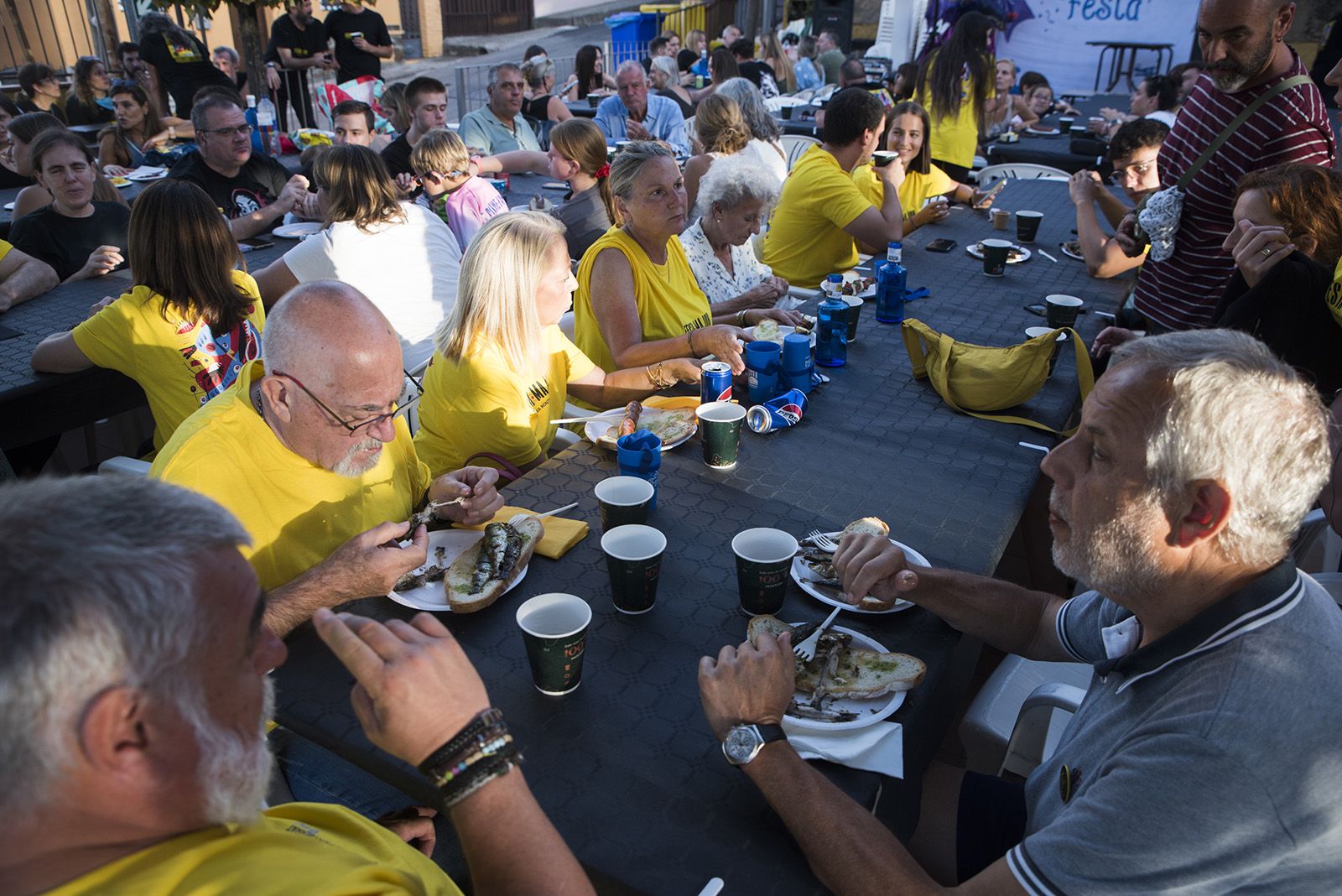 Sardinada i botifarrada a la Colònia Montserrat. FOTO: Bernat Millet.