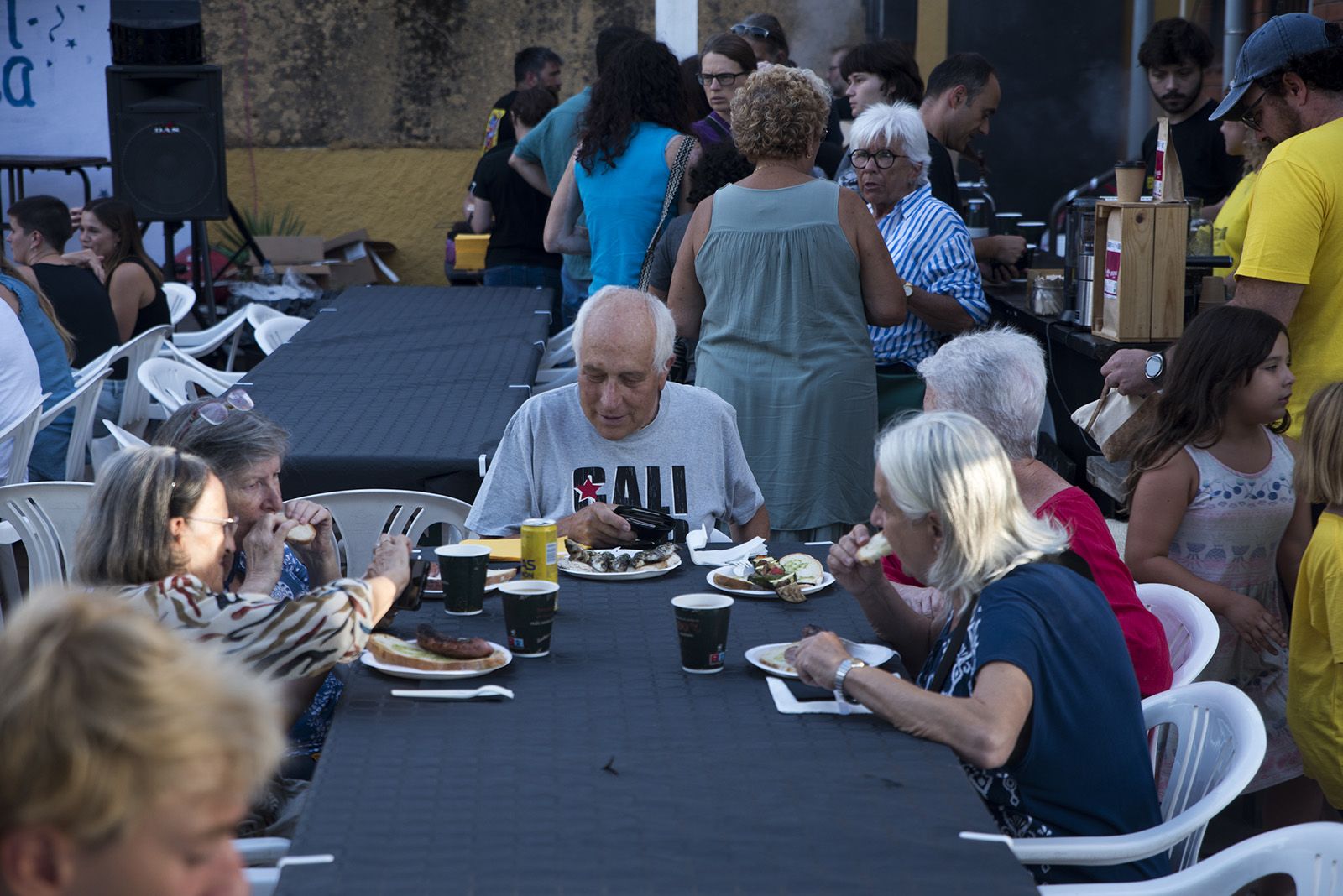 Sardinada i botifarrada a la Colònia Montserrat. FOTO: Bernat Millet.