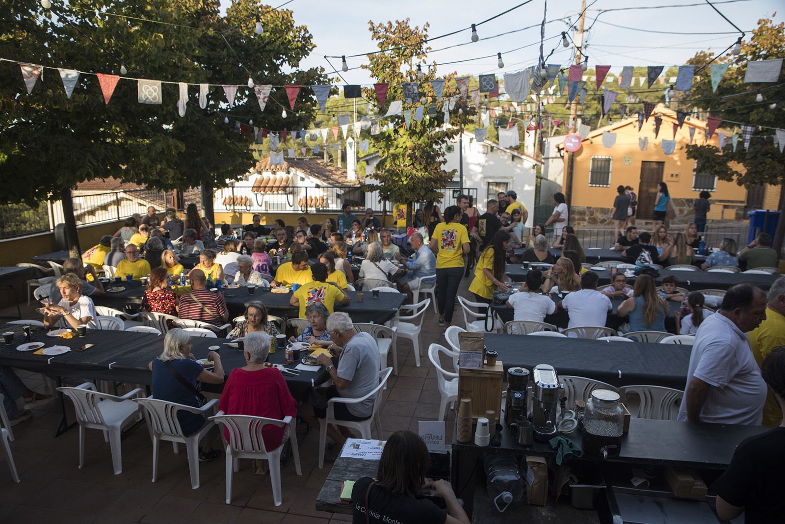 Sardinada i botifarrada a la Colònia Montserrat. FOTO: Bernat Millet.