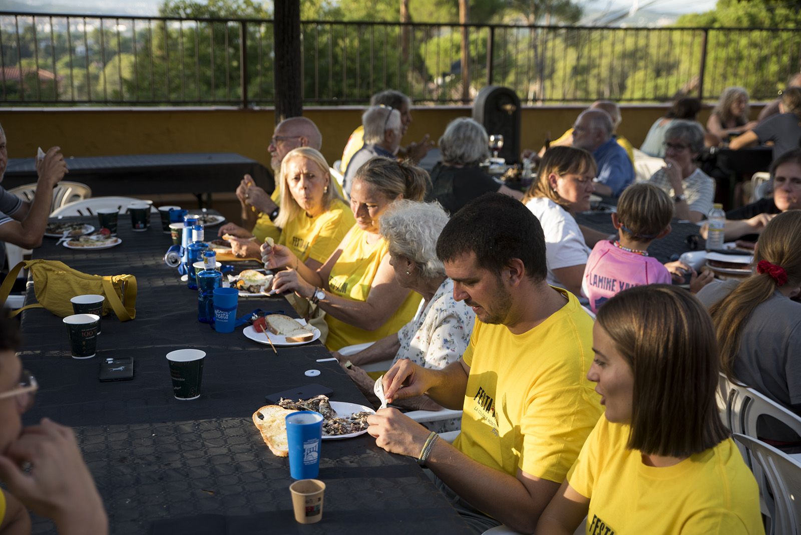 Sardinada i botifarrada a la Colònia Montserrat. FOTO: Bernat Millet.