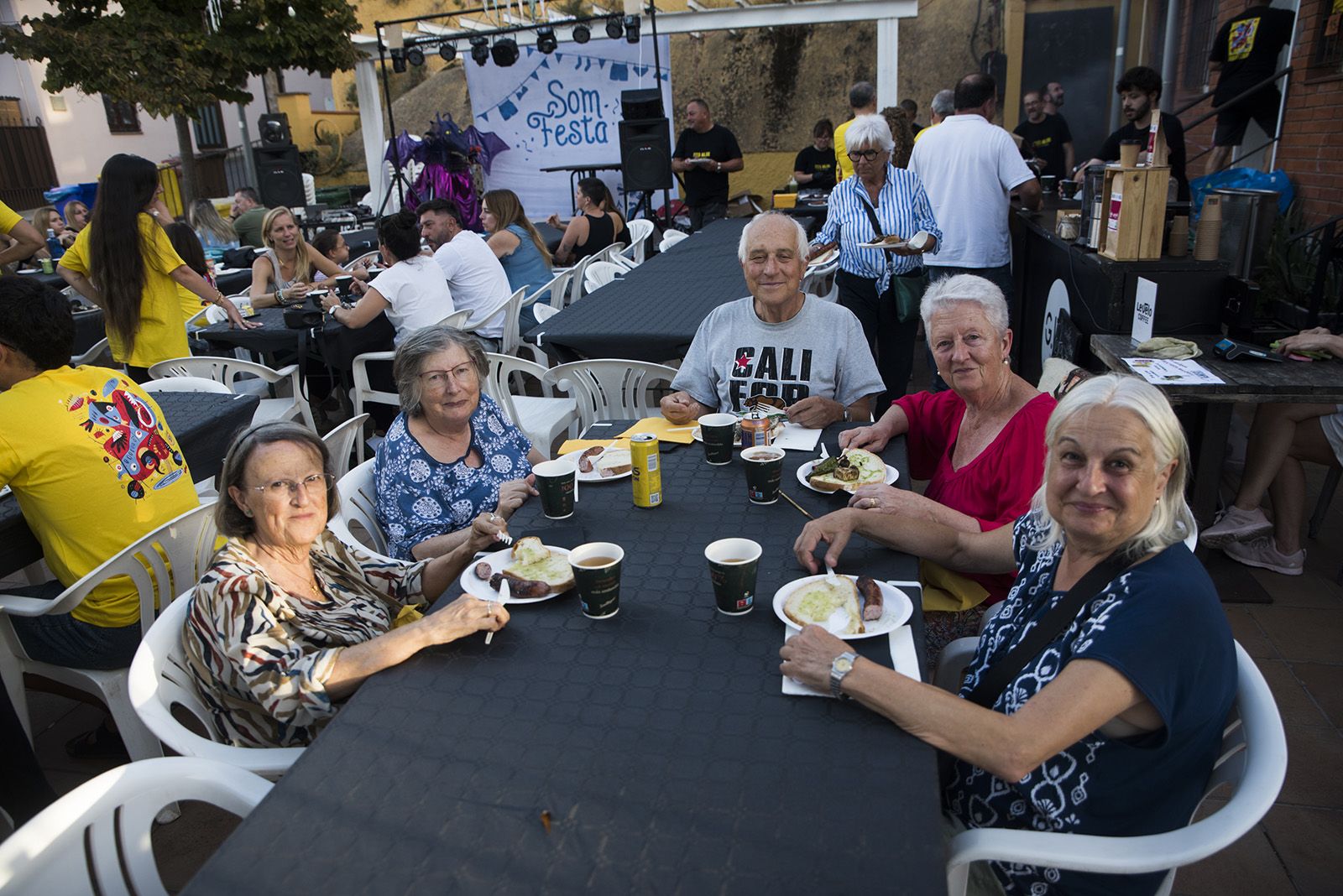 Sardinada i botifarrada a la Colònia Montserrat. FOTO: Bernat Millet.