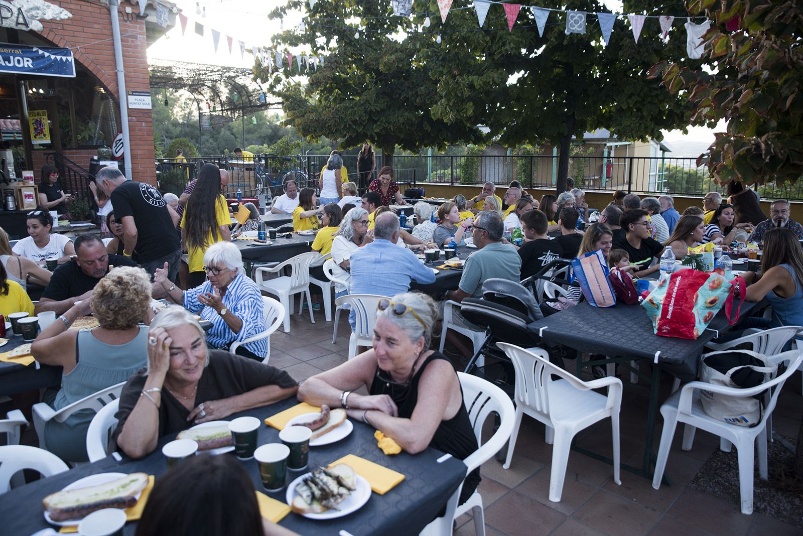 Sardinada i botifarrada a la Colònia Montserrat. FOTO: Bernat Millet.