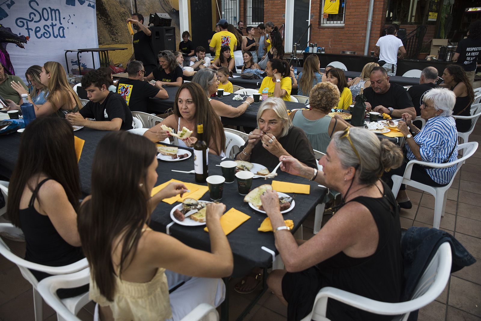 Sardinada i botifarrada a la Colònia Montserrat. FOTO: Bernat Millet.