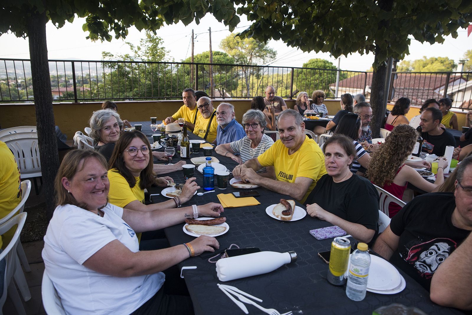 Sardinada i botifarrada a la Colònia Montserrat. FOTO: Bernat Millet.