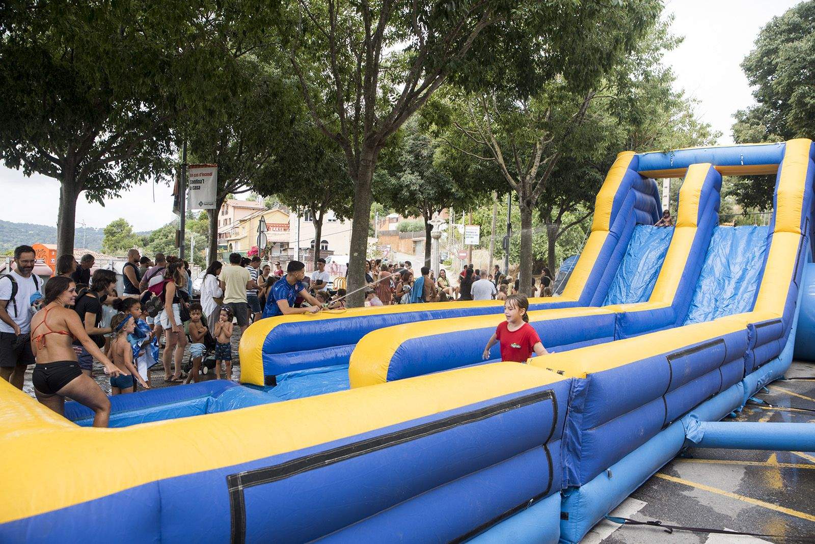 Matí de jocs aquàtics en la Festa Major de les Planes. FOTO: Bernat Millet.