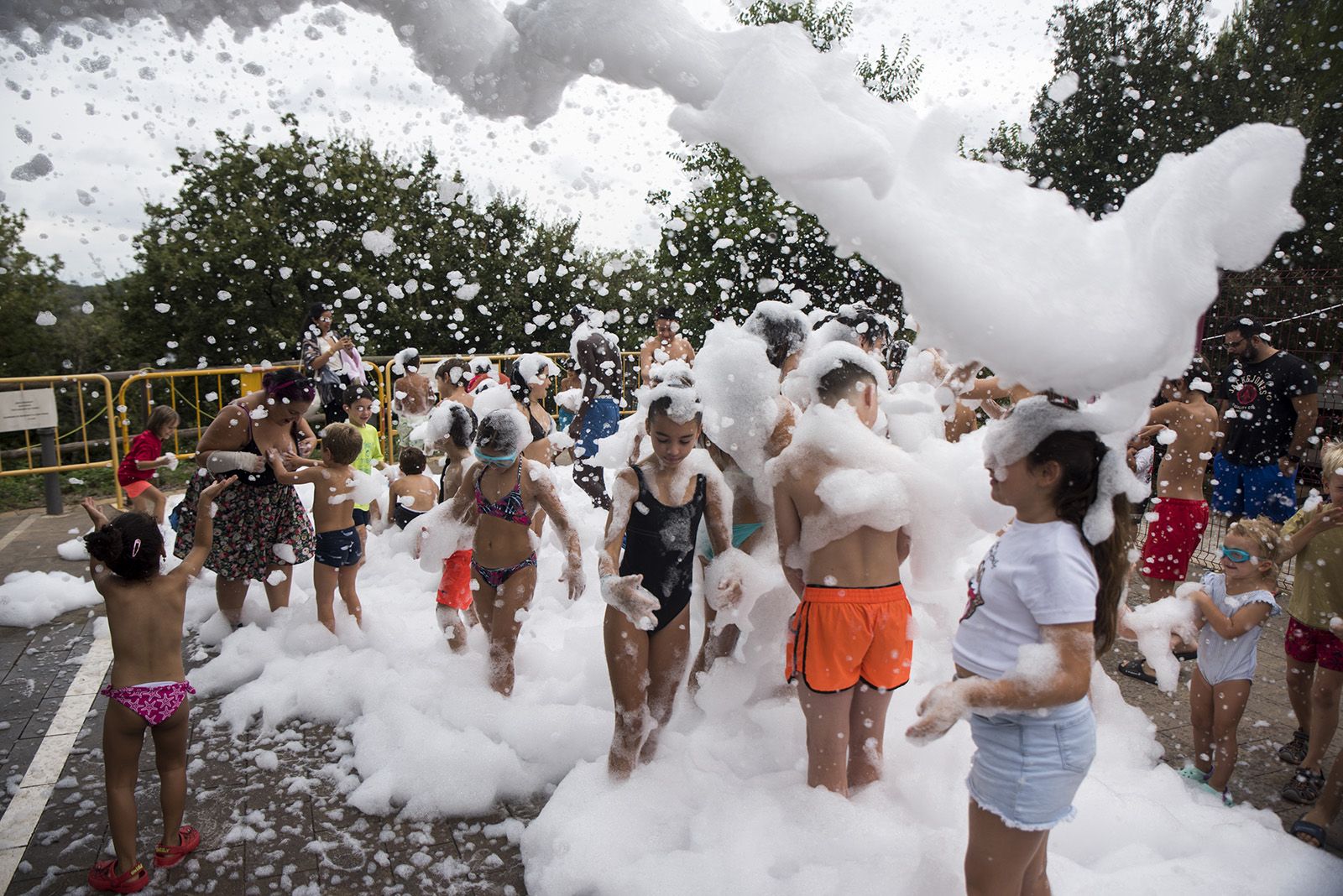 Festa de l'escuma en la Festa Major de les Planes. FOTO: Bernat Millet.