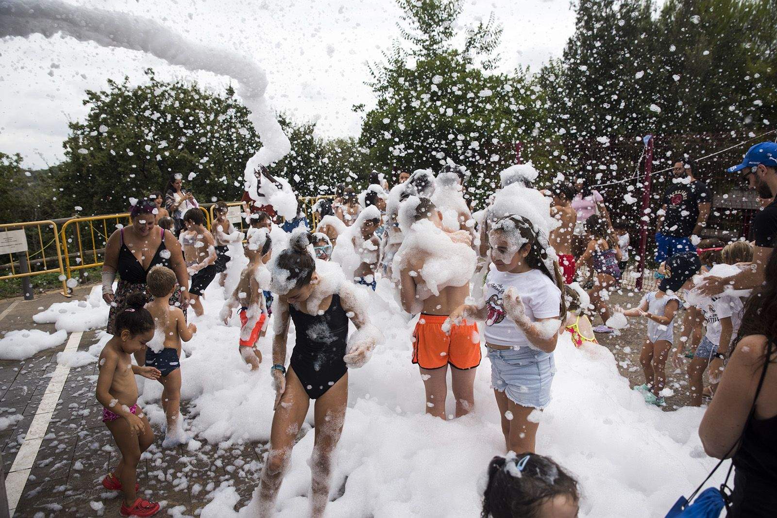 Festa de l'escuma en la Festa Major de les Planes. FOTO: Bernat Millet.