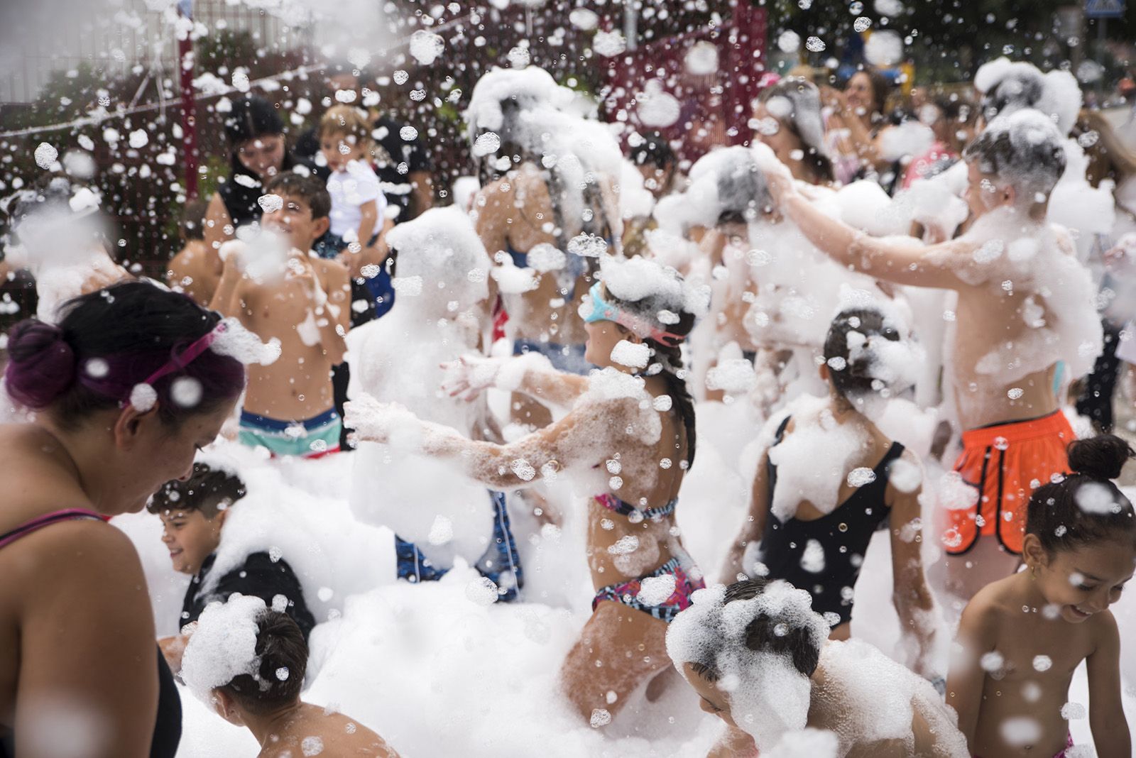 Festa de l'escuma en la Festa Major de les Planes. FOTO: Bernat Millet.
