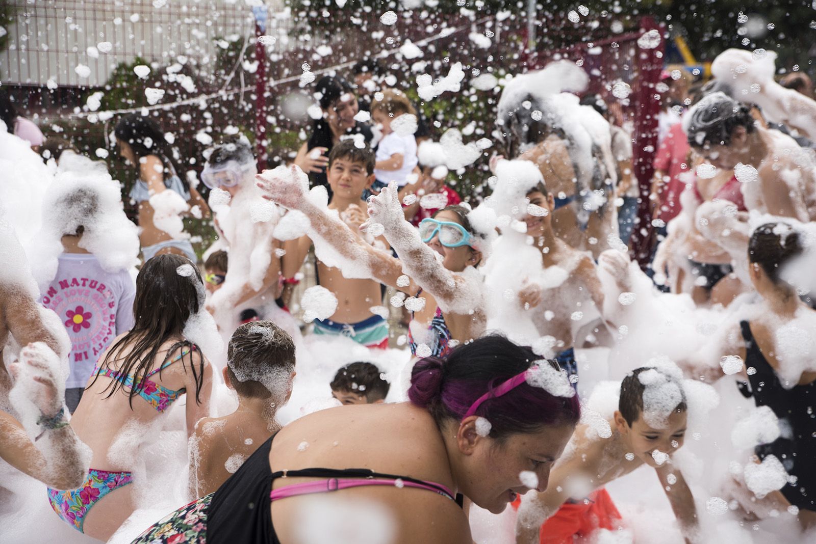 Festa de l'escuma en la Festa Major de les Planes. FOTO: Bernat Millet.