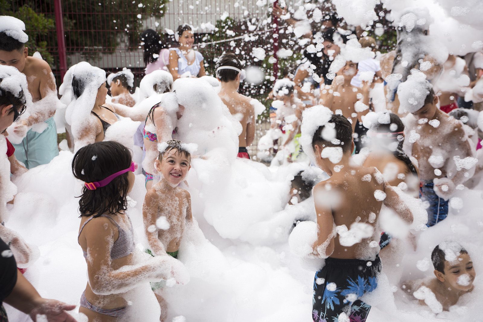 Festa de l'escuma en la Festa Major de les Planes. FOTO: Bernat Millet.
