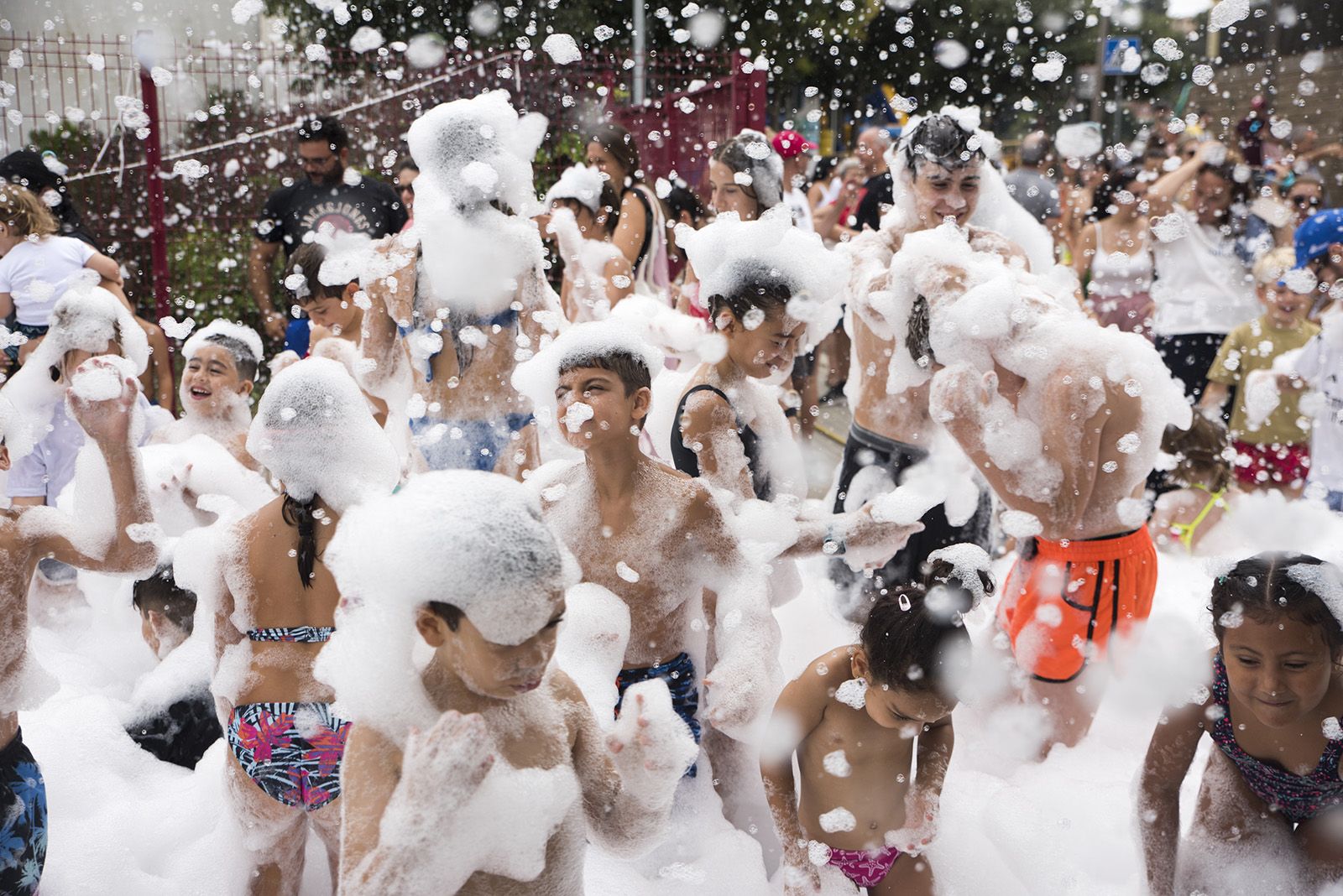 Festa de l'escuma en la Festa Major de les Planes. FOTO: Bernat Millet.