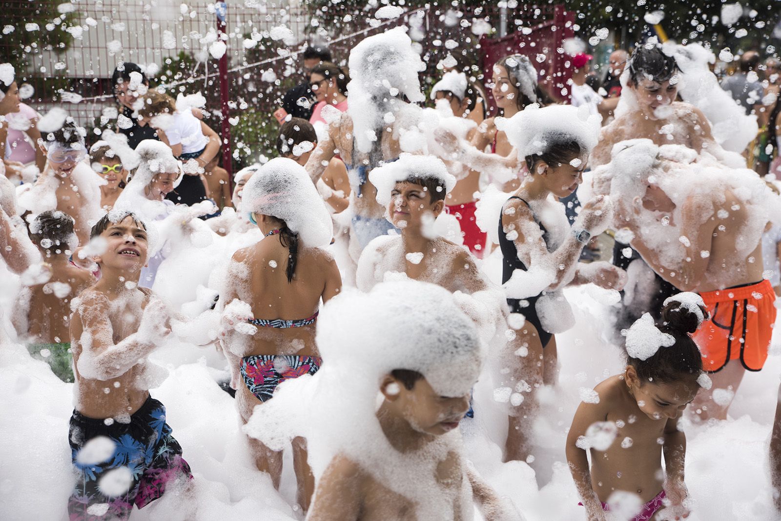 Festa de l'escuma en la Festa Major de les Planes. FOTO: Bernat Millet.