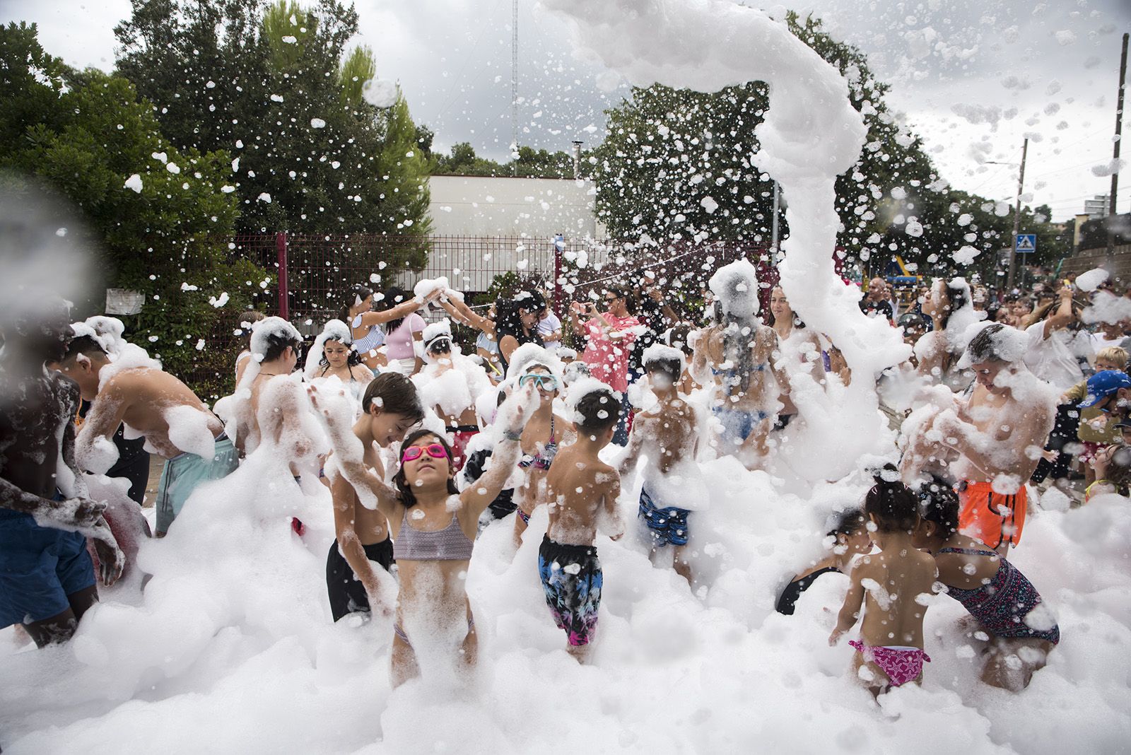 Festa de l'escuma en la Festa Major de les Planes. FOTO: Bernat Millet.