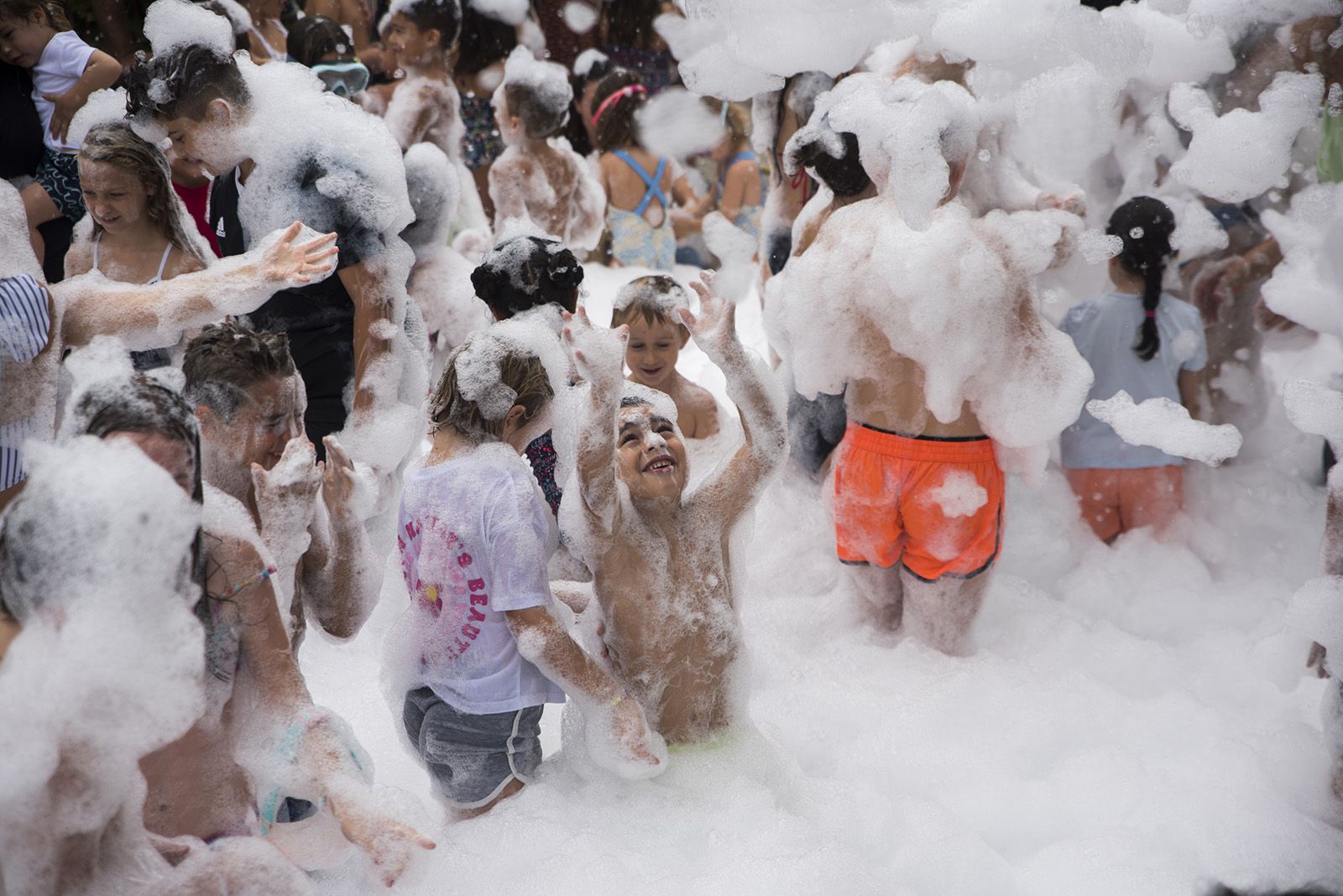 Festa de l'escuma en la Festa Major de les Planes. FOTO: Bernat Millet.