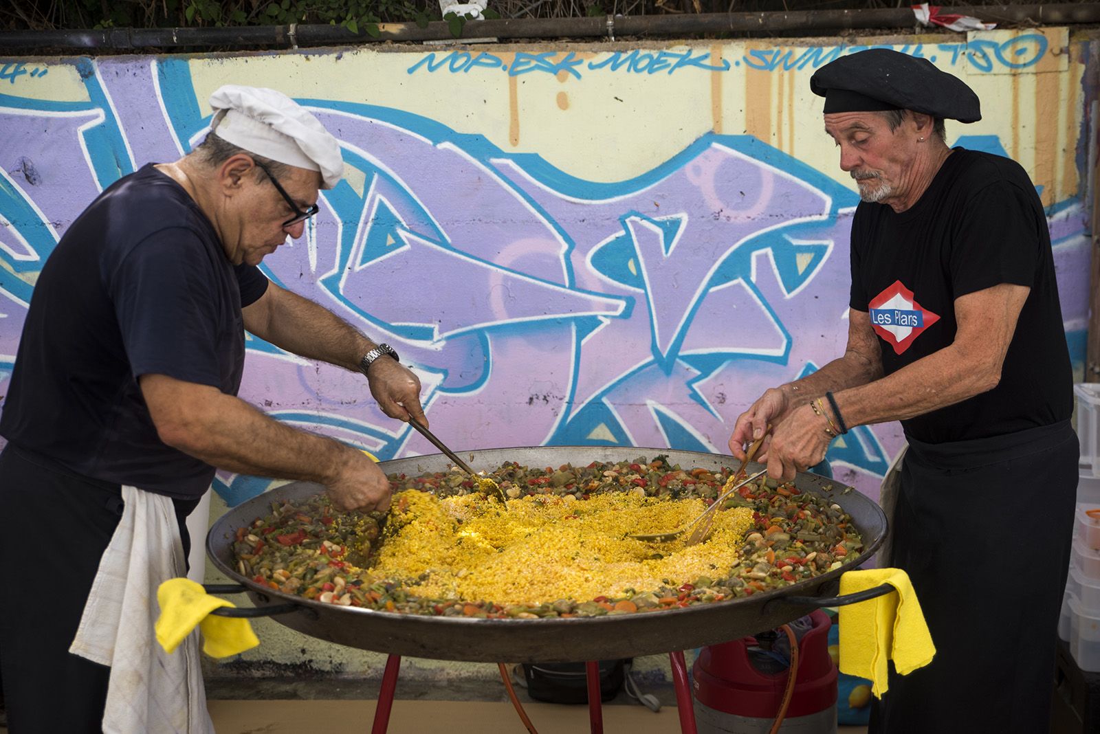 Paellada popular en la Festa Major de les Planes. FOTO: Bernat Millet.