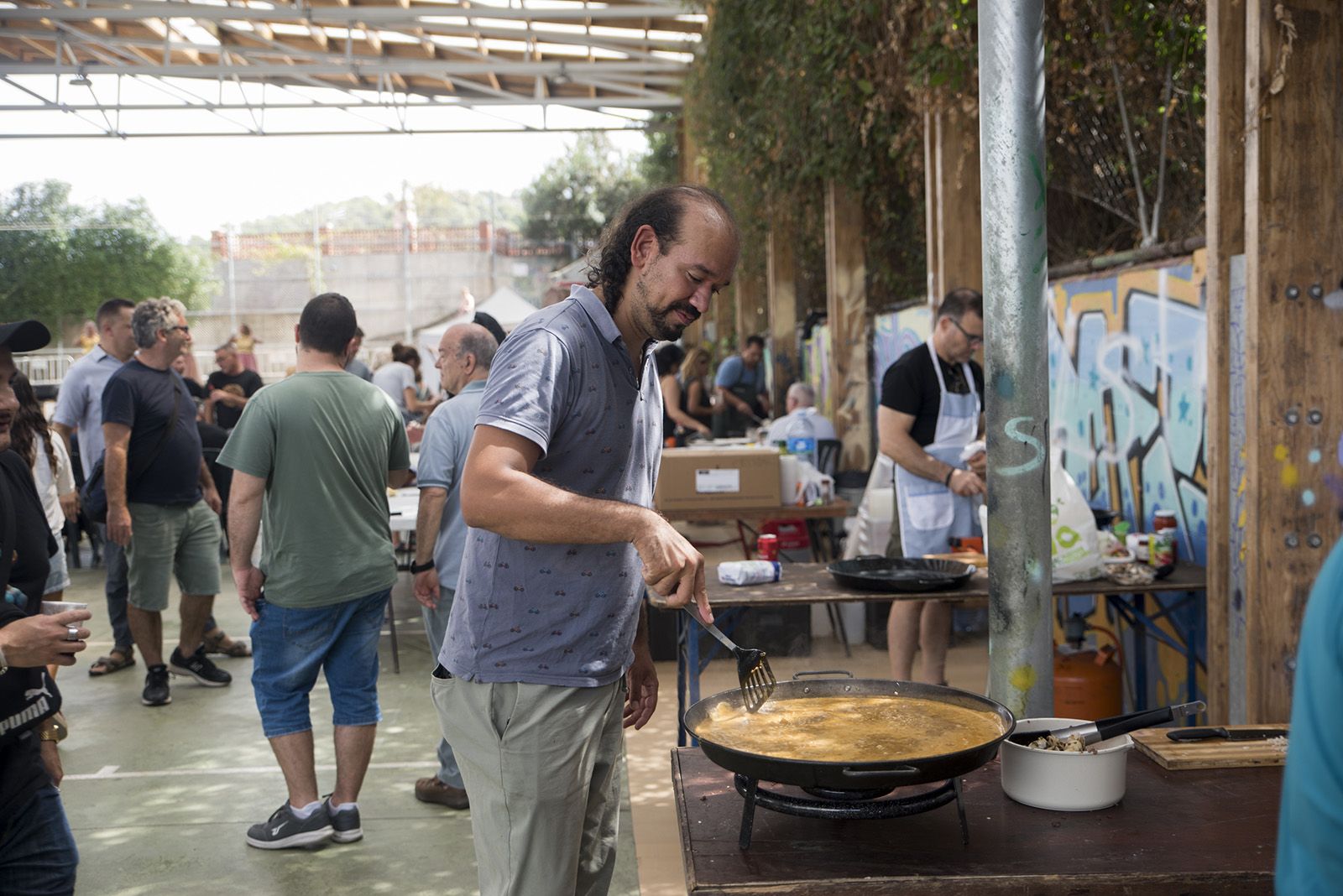 Paellada popular en la Festa Major de les Planes. FOTO: Bernat Millet.