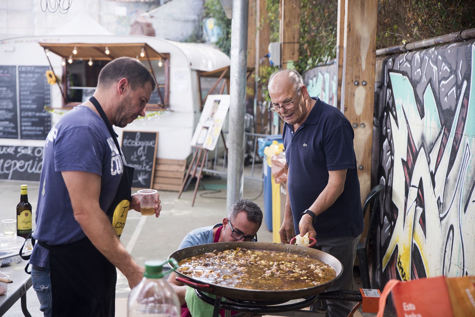 Paellada popular en la Festa Major de les Planes. FOTO: Bernat Millet.