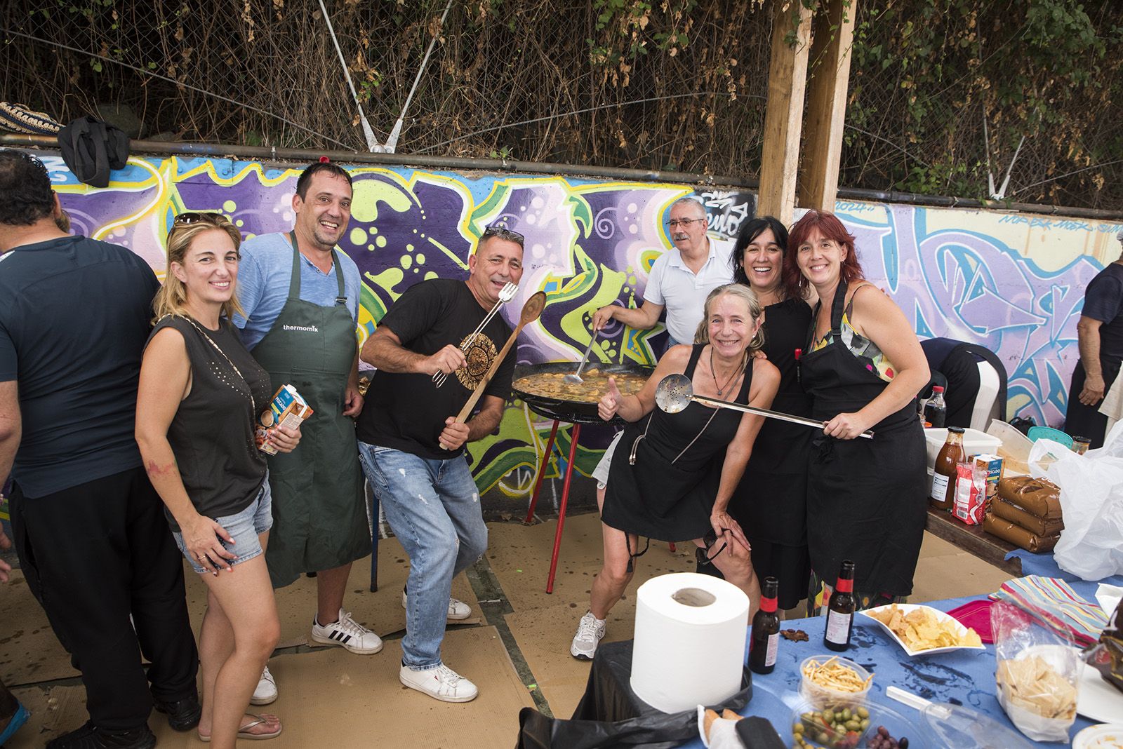 Paellada popular en la Festa Major de les Planes. FOTO: Bernat Millet.