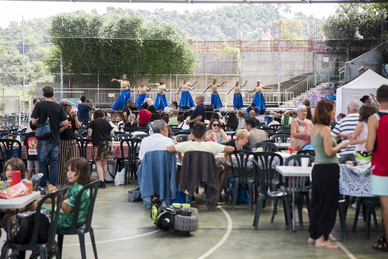 Paellada popular en la Festa Major de les Planes. FOTO: Bernat Millet.