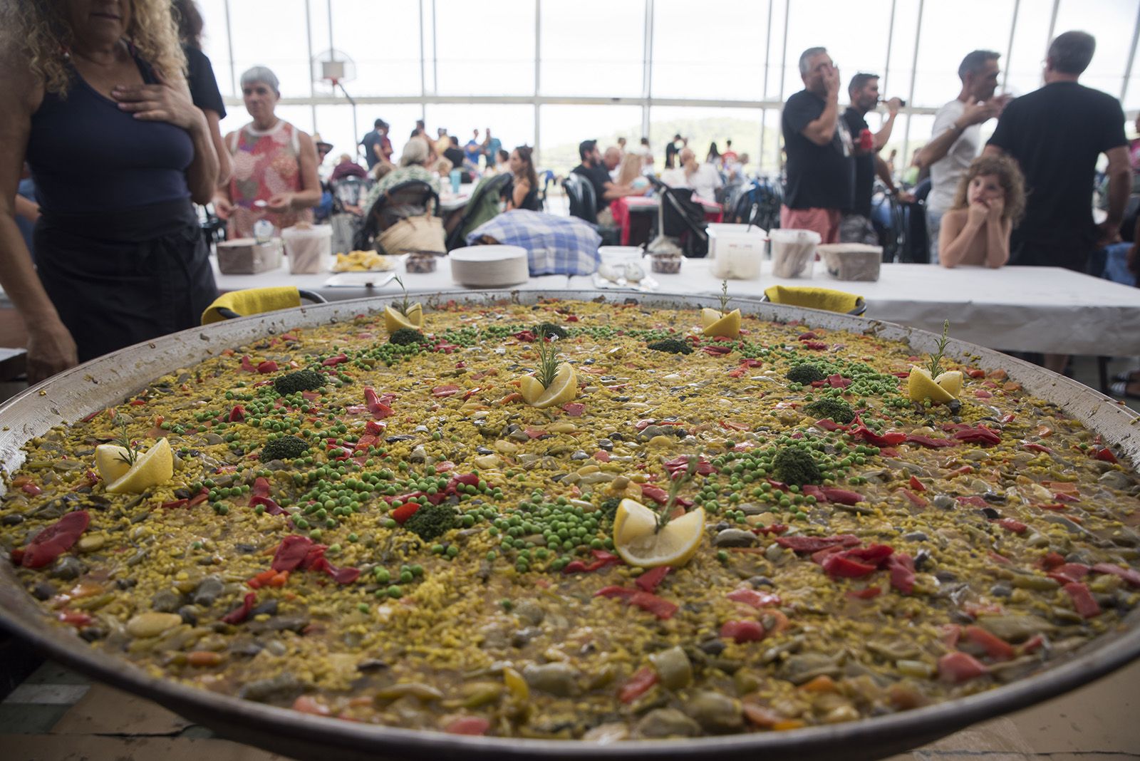 Paellada popular en la Festa Major de les Planes. FOTO: Bernat Millet.