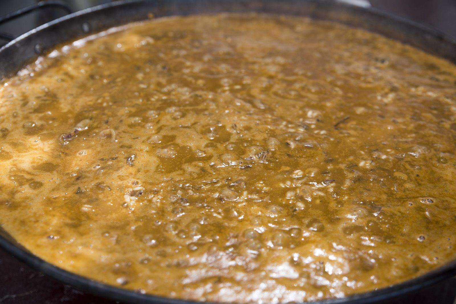 Paellada popular en la Festa Major de les Planes. FOTO: Bernat Millet.