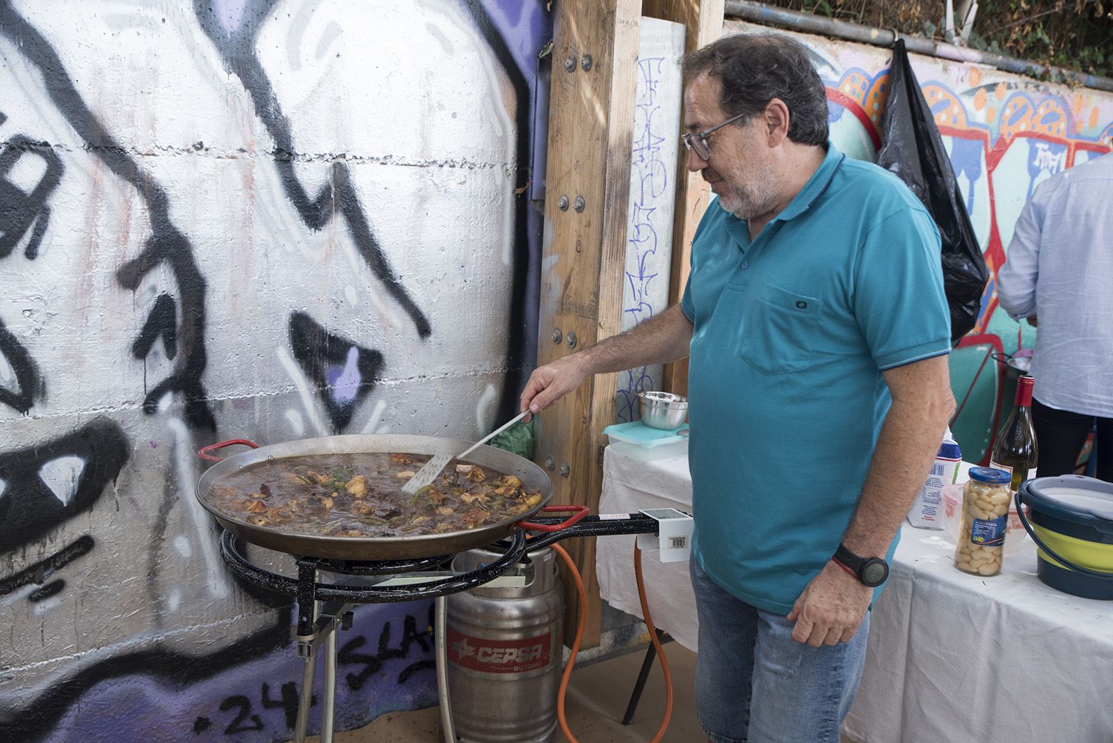 Paellada popular en la Festa Major de les Planes. FOTO: Bernat Millet.
