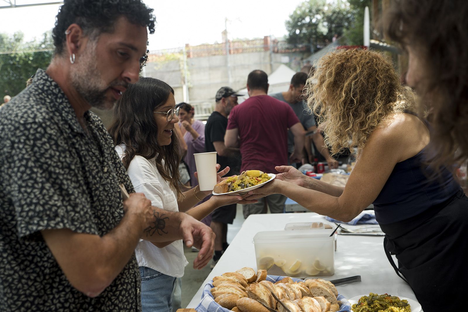 Paellada popular en la Festa Major de les Planes. FOTO: Bernat Millet.