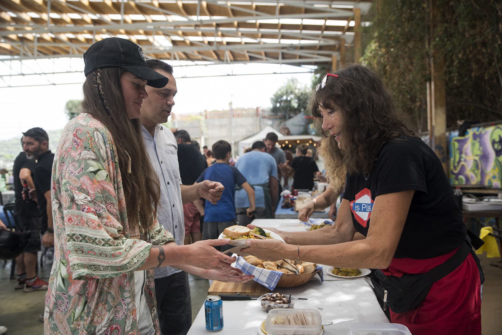 Paellada popular en la Festa Major de les Planes. FOTO: Bernat Millet.