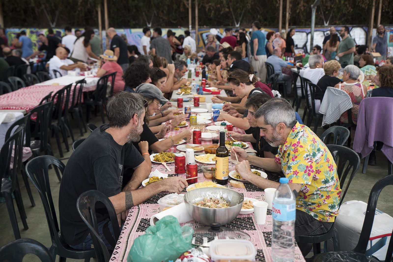 Paellada popular en la Festa Major de les Planes. FOTO: Bernat Millet.
