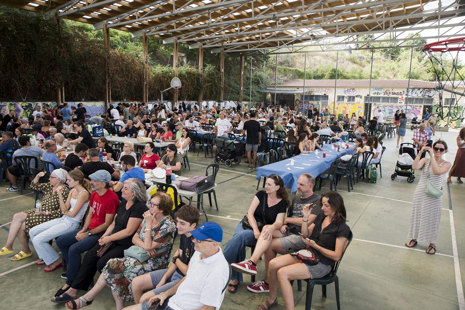 Paellada popular en la Festa Major de les Planes. FOTO: Bernat Millet.
