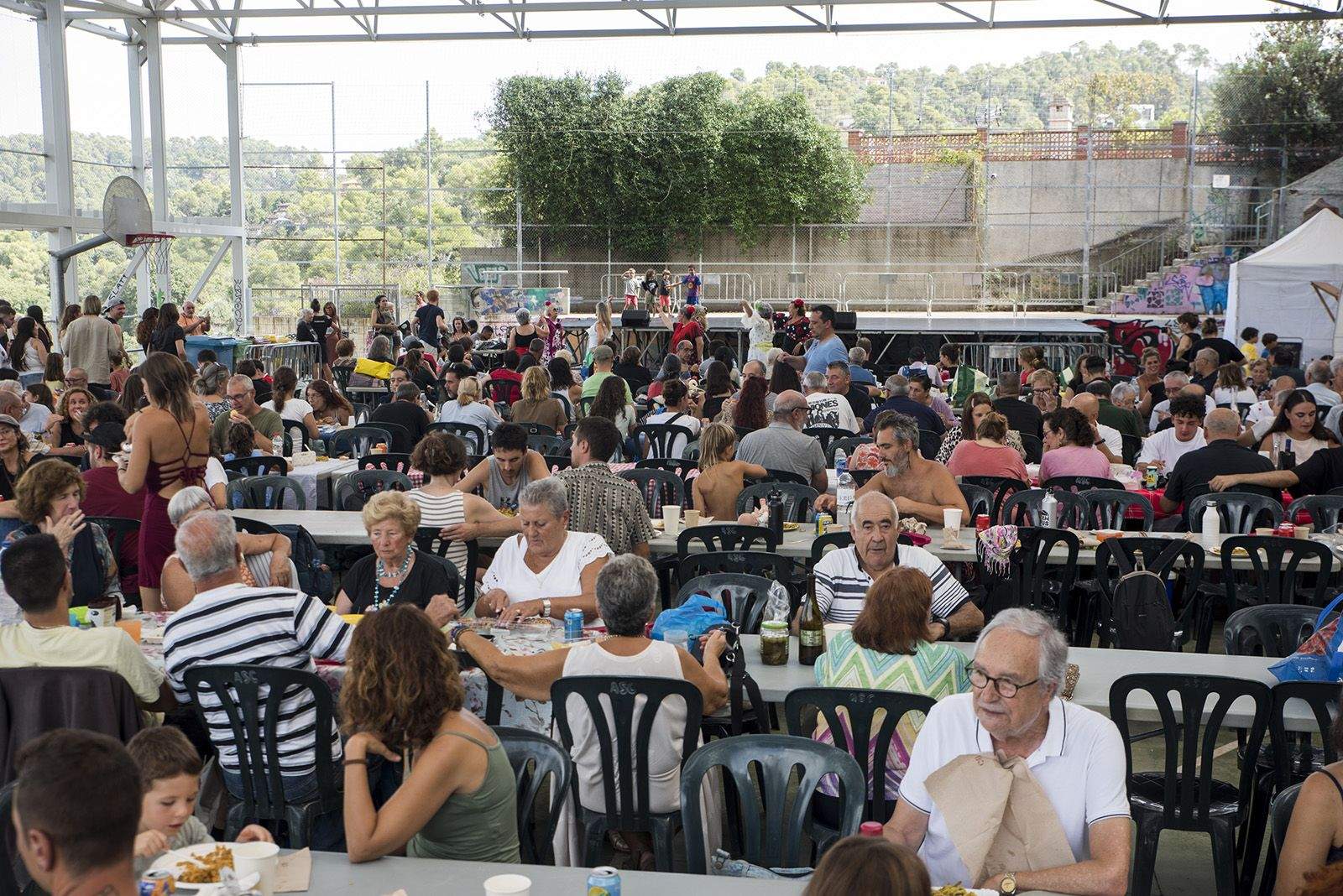 Paellada popular en la Festa Major de les Planes. FOTO: Bernat Millet.