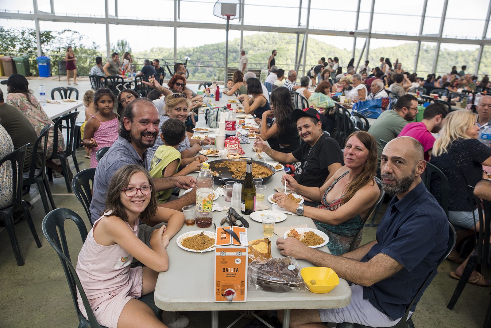 Paellada popular en la Festa Major de les Planes. FOTO: Bernat Millet.