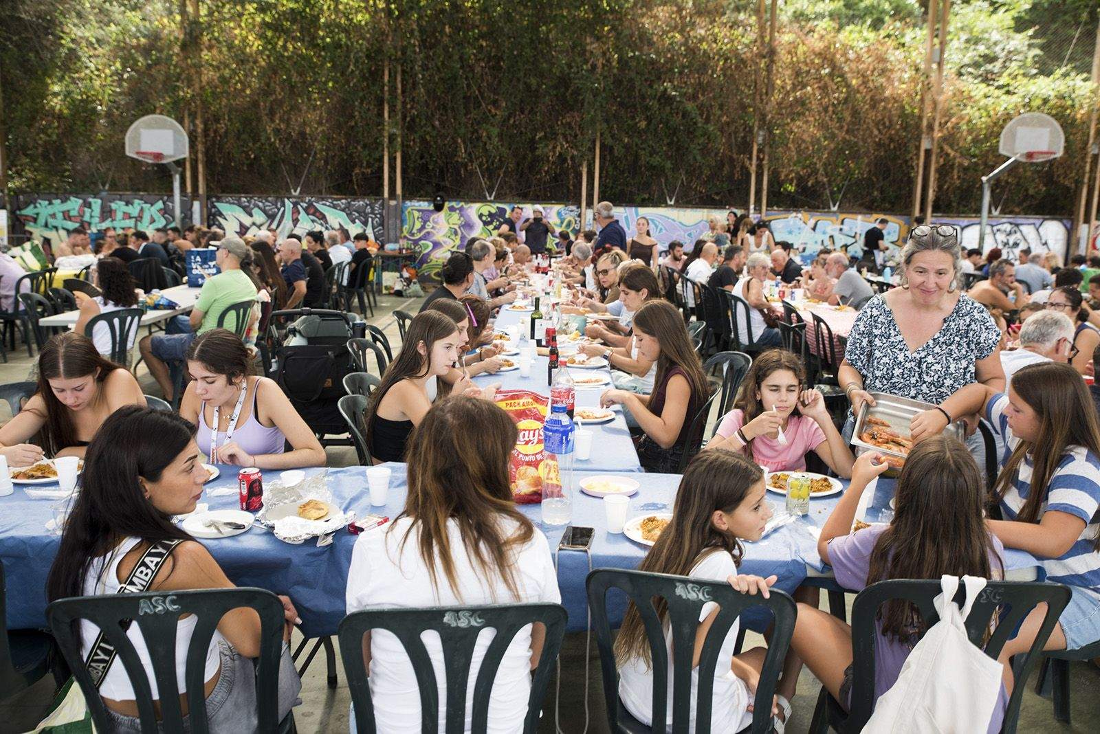 Paellada popular en la Festa Major de les Planes. FOTO: Bernat Millet.