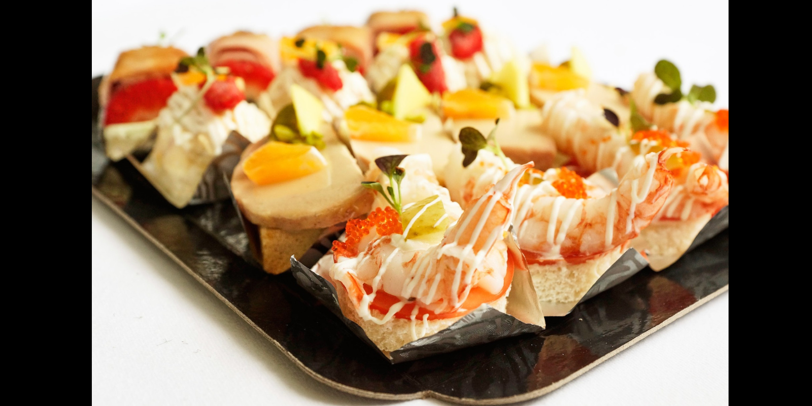 Teca Sabat ofereix menjar per emportar-se com ara canapès. FOTO: Cedida