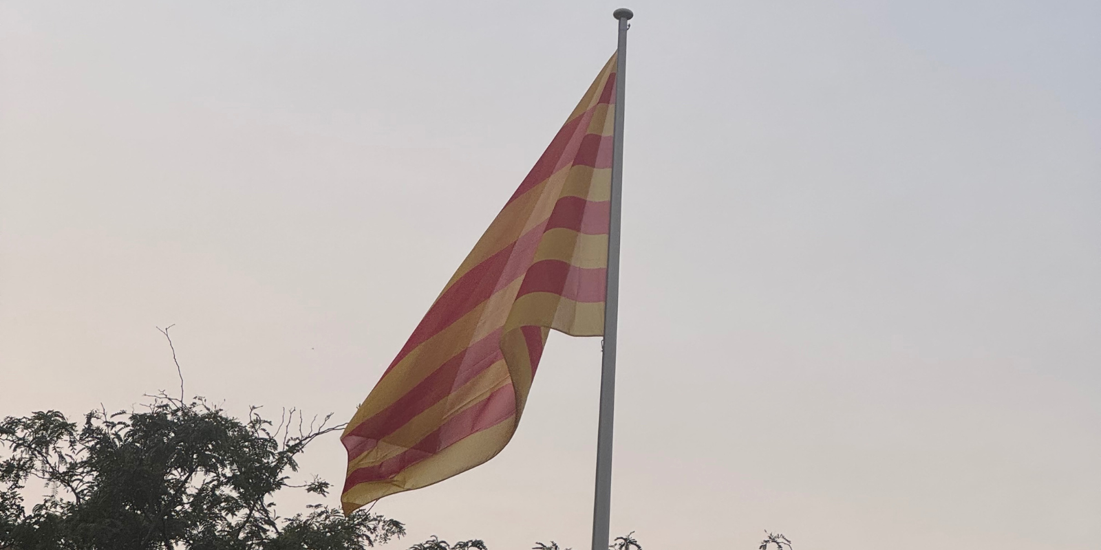 La senyera ja oneja a Sant Cugat. FOTO: TOT Sant Cugat