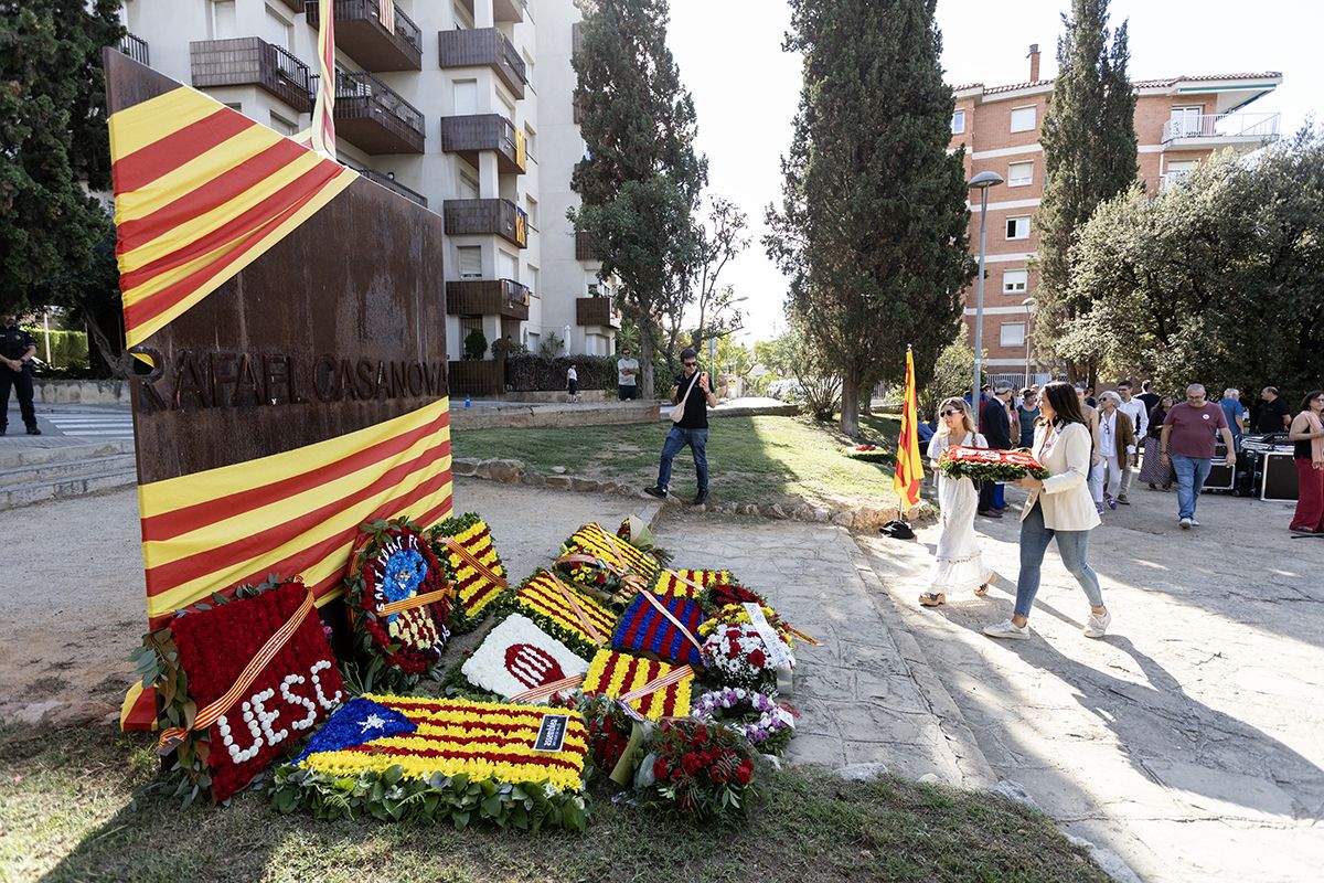 Ofrena floral a Rafael Casanova a Sant Cugat. FOTO:  Victòria Rovira Casanovas (TOT Sant Cugat) 