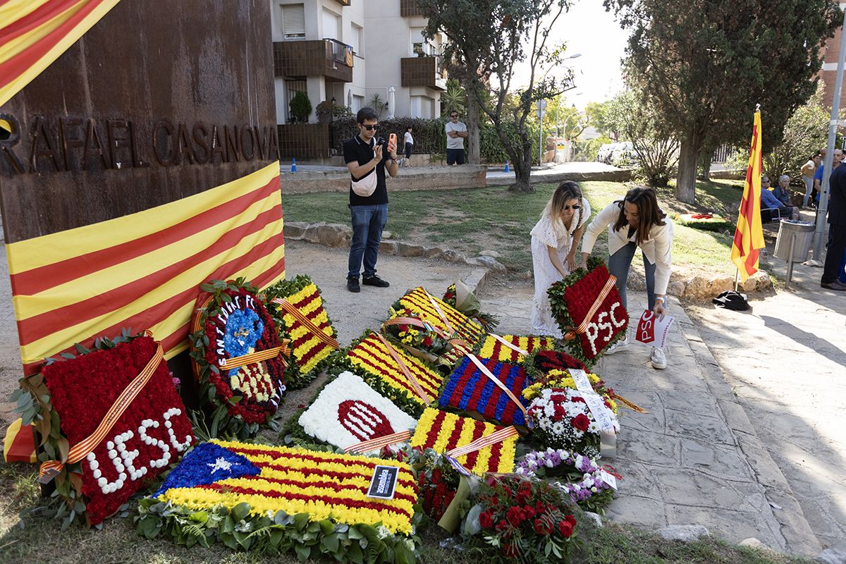 Ofrena floral a Rafael Casanova a Sant Cugat. FOTO:  Victòria Rovira Casanovas (TOT Sant Cugat) 