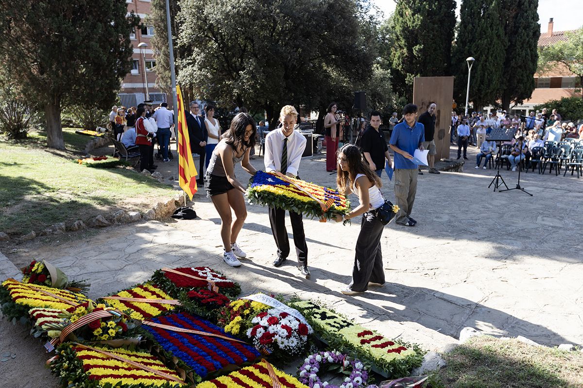 Ofrena floral a Rafael Casanova a Sant Cugat. FOTO:  Victòria Rovira Casanovas (TOT Sant Cugat) 