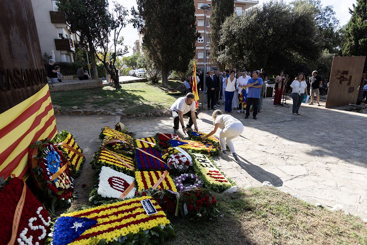Ofrena floral a Rafael Casanova a Sant Cugat. FOTO:  Victòria Rovira Casanovas (TOT Sant Cugat) 