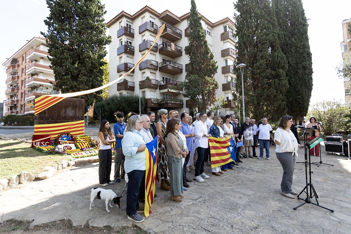 Ofrena floral a Rafael Casanova a Sant Cugat. FOTO:  Victòria Rovira Casanovas (TOT Sant Cugat) 