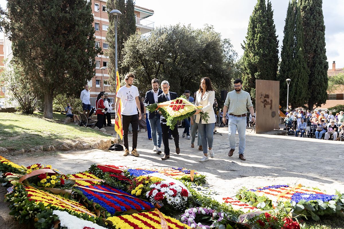 Ofrena floral a Rafael Casanova a Sant Cugat. FOTO:  Victòria Rovira Casanovas (TOT Sant Cugat) 