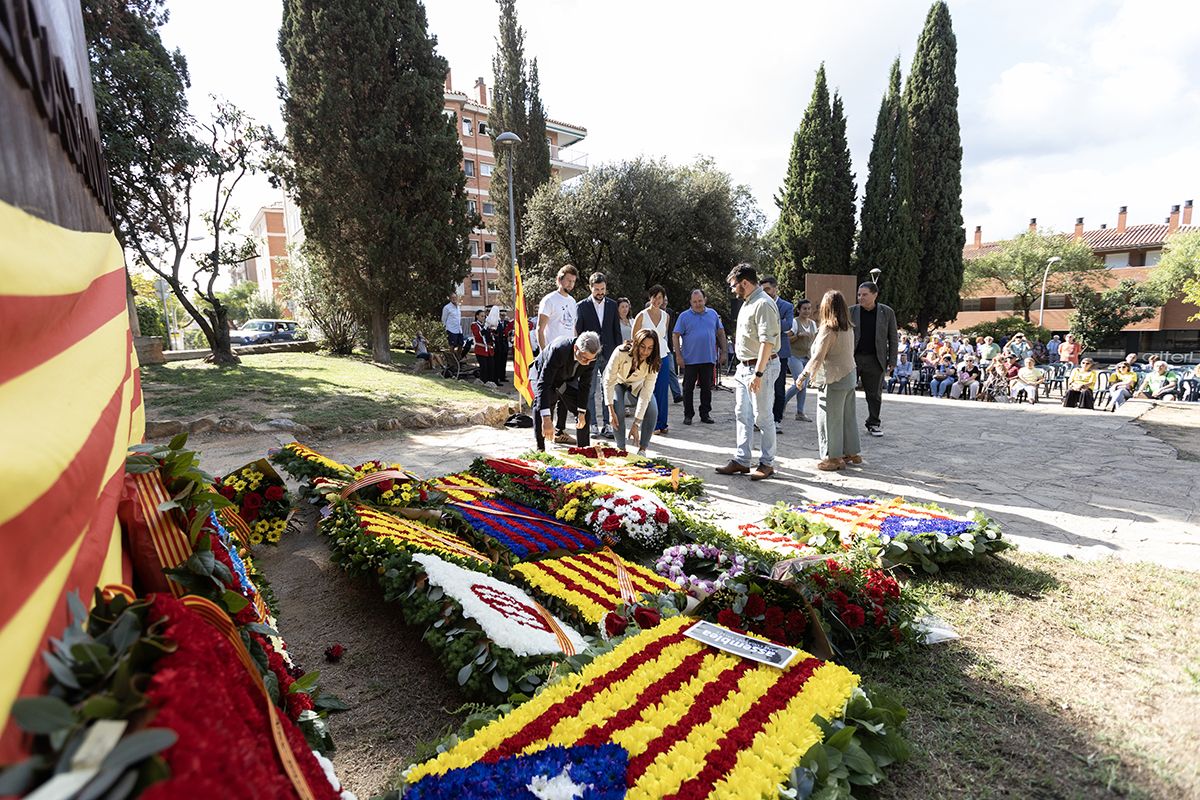 Ofrena floral a Rafael Casanova a Sant Cugat. FOTO:  Victòria Rovira Casanovas (TOT Sant Cugat) 