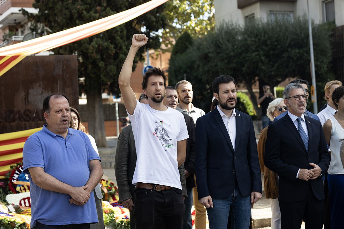 Ofrena floral a Rafael Casanova a Sant Cugat. FOTO:  Victòria Rovira Casanovas (TOT Sant Cugat) 