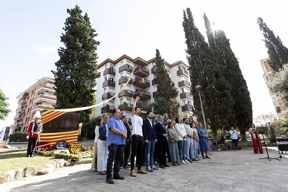 Ofrena floral a Rafael Casanova a Sant Cugat. FOTO:  Victòria Rovira Casanovas (TOT Sant Cugat) 