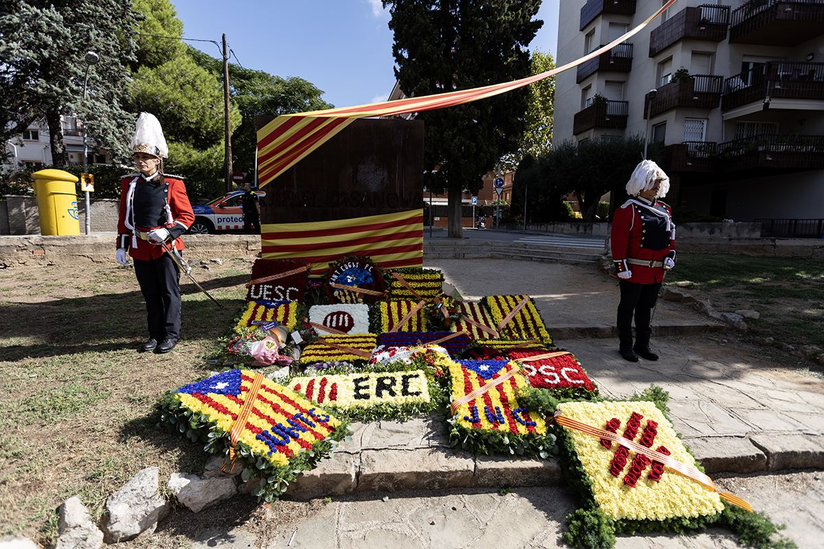 Ofrena floral a Rafael Casanova a Sant Cugat. FOTO:  Victòria Rovira Casanovas (TOT Sant Cugat) 