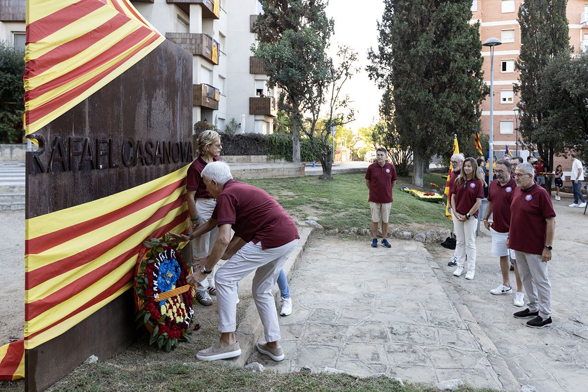Ofrena floral a Rafael Casanova a Sant Cugat. FOTO:  Victòria Rovira Casanovas (TOT Sant Cugat) 