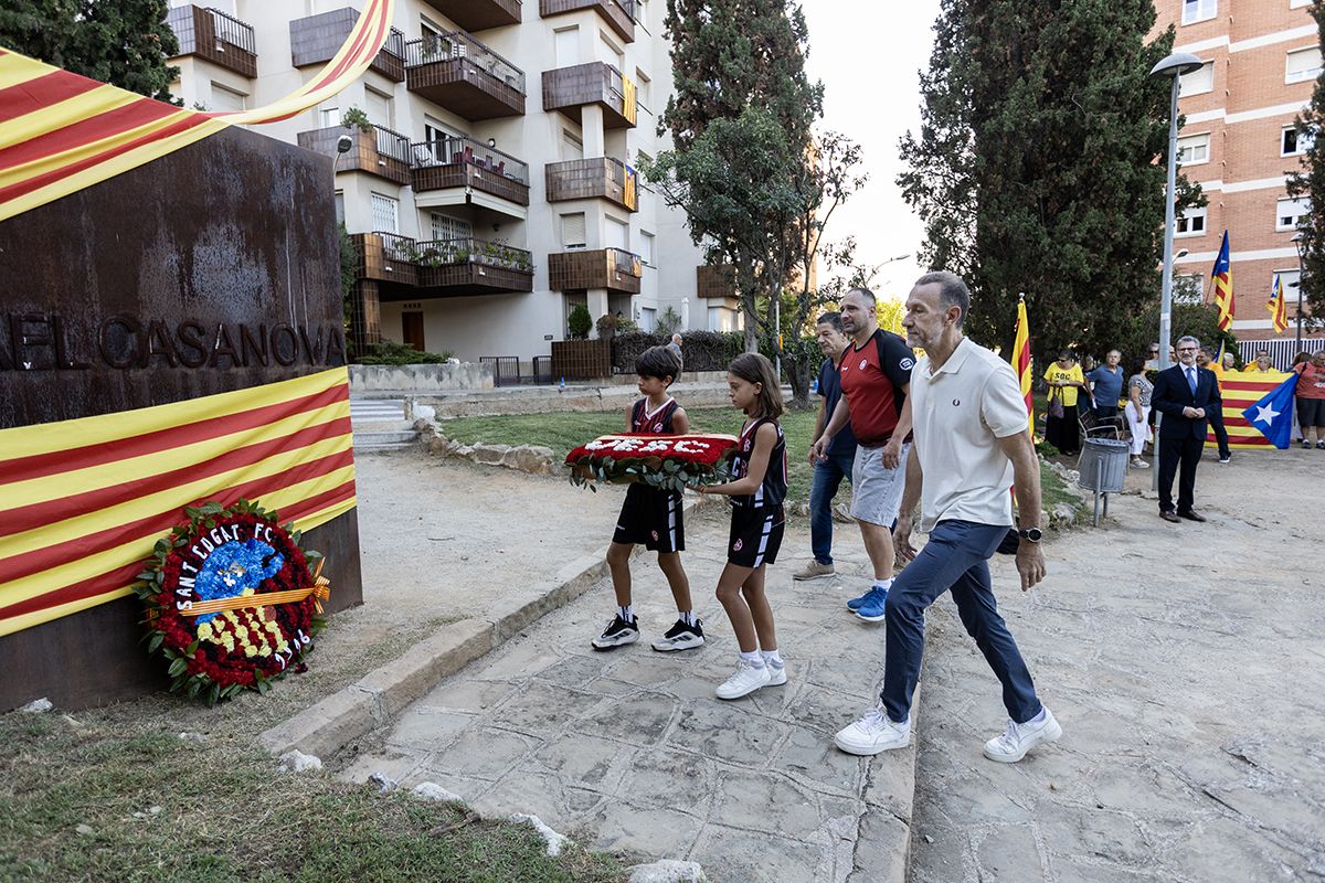Ofrena floral a Rafael Casanova a Sant Cugat. FOTO:  Victòria Rovira Casanovas (TOT Sant Cugat) 